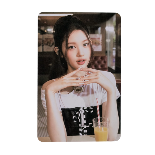 Hearts2Hearts (H2H) Focus Official Random Trading PhotoCard - A-NA 01