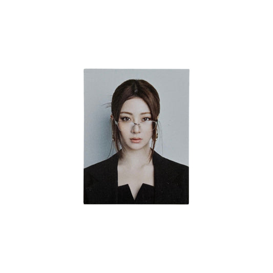 LE SSERAFIM HUH YUNJIN  2026 Season's Greetings Official ID CARD 04